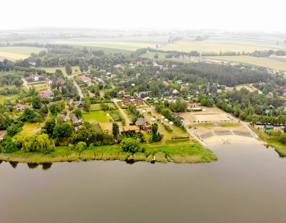 Widok na wieś Cichowo i okoliczne pola pod Krzynowłogą Małą