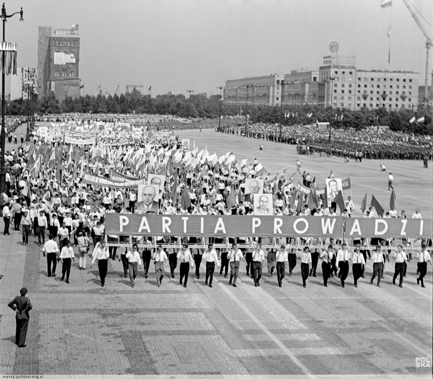 Defilada Tysiąclecia w Warszawie w 1966 roku, kolumny maszerujących pod transparentem