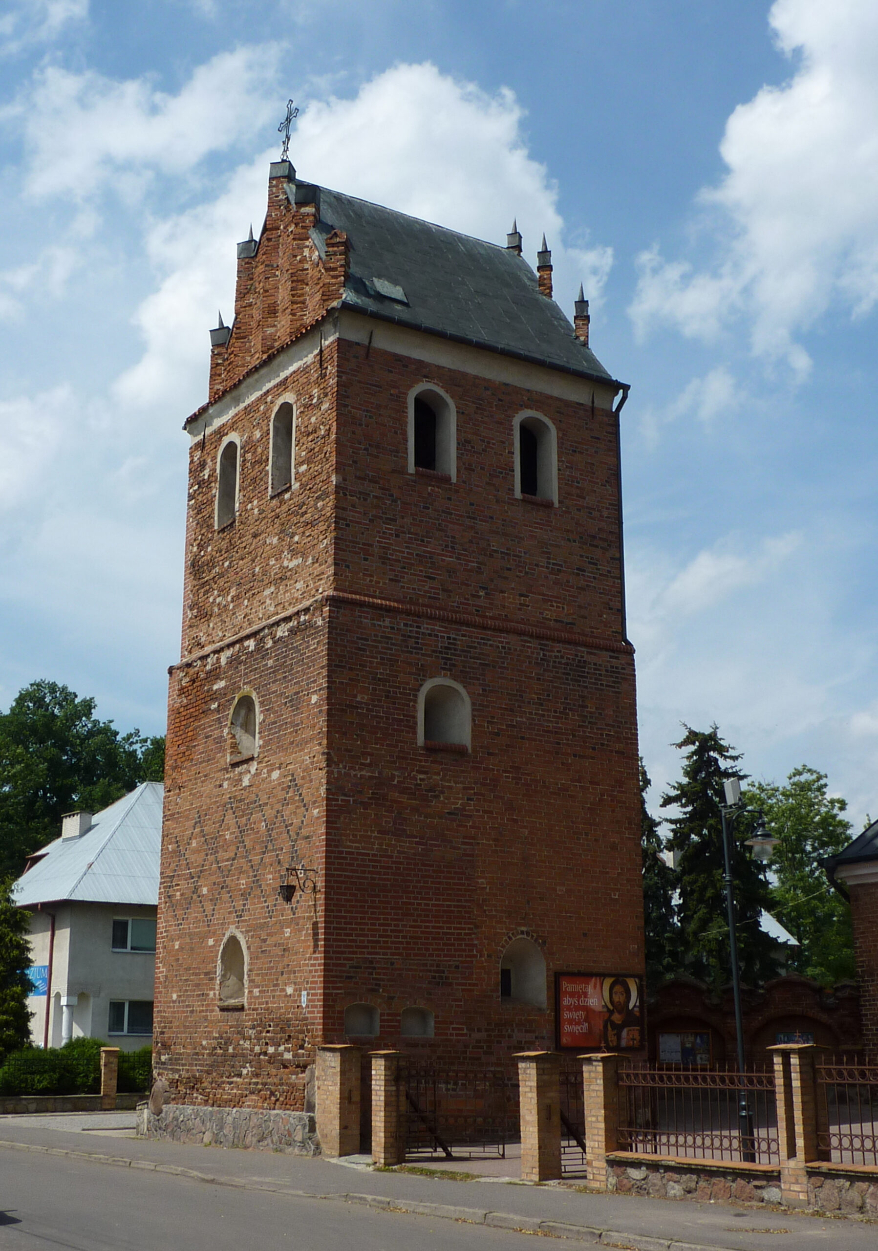 Gotycka dzwonnica przy farze w Przasnyszu, ujęcie pionowe