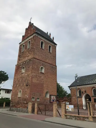 Przasnyska dzwonnica, widok z dołu na schodkowy szczyt