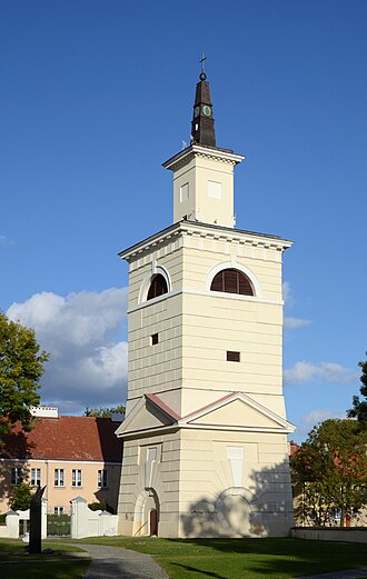 Wolnostojąca dzwonnica przy kolegiacie w Pułtusku