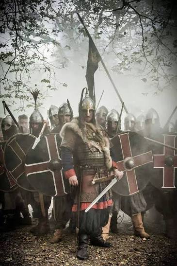 Odtwórca uzbrojonego wikinga z włócznią i tarczą we mgle