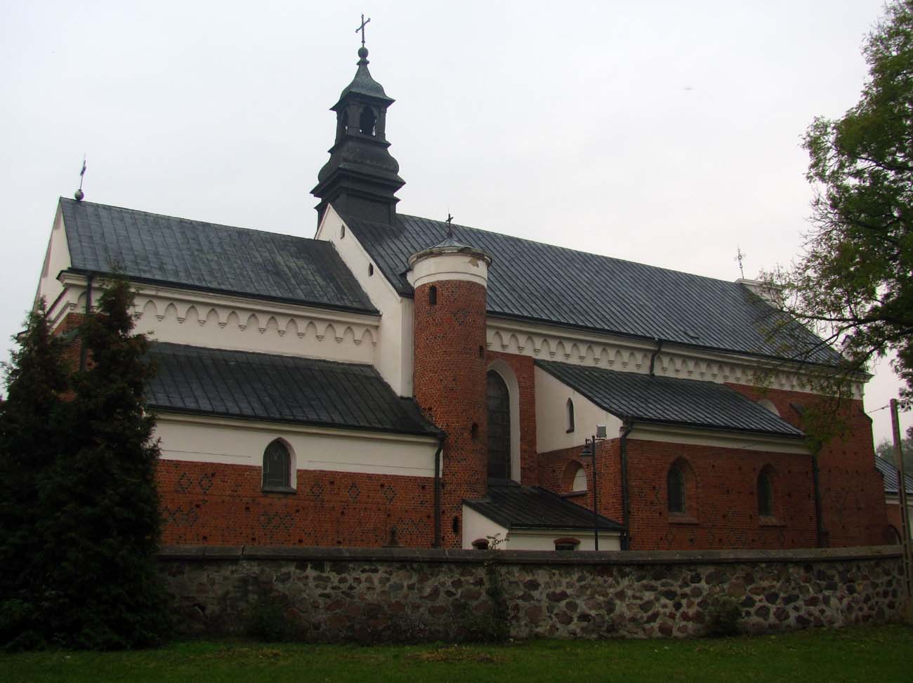 Fara przasnyska i wolnostojąca dzwonnica od strony miasta
