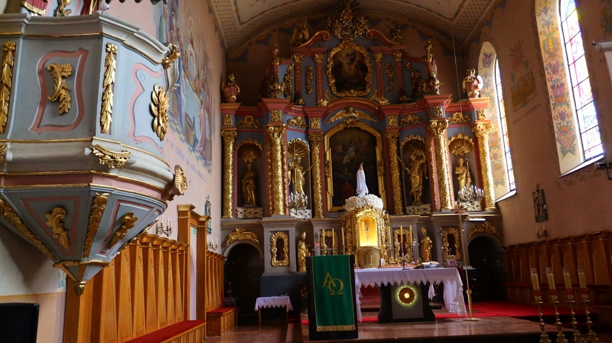 Neorokokowy ołtarz główny w farze przasnyskiej z XIX wieku