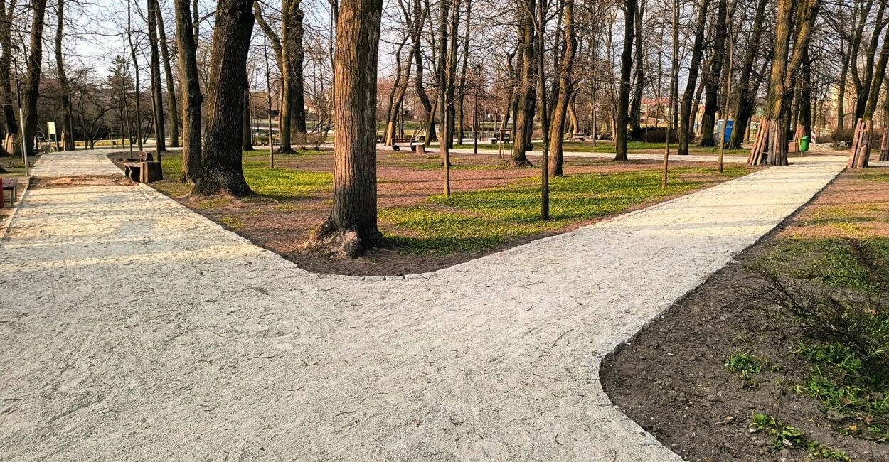 Ścieżka w parku miejskim w Przasnyszu wczesną wiosną