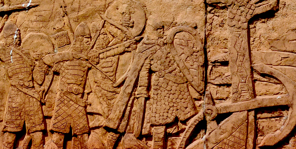 Fragment płyty pomnika, wikińscy wojownicy z tarczami w ferworze walki