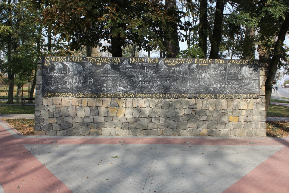 Pomnik Tysiąclecia w przasnyskim parku, ceramiczna płyta na kamiennym murze