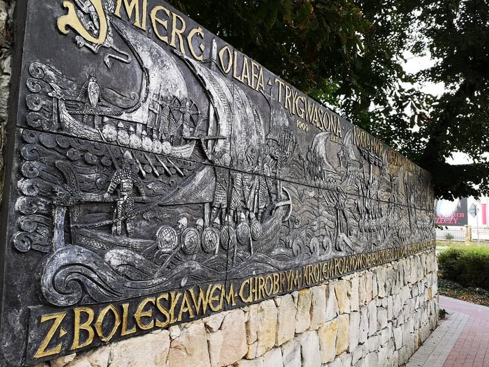 Ceramiczna płyta pomnika z napisem o śmierci Olafa i Bolesławie Chrobrym