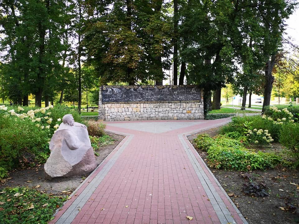 Pomnik Tysiąclecia w parku, postać stojąca obok dla skali