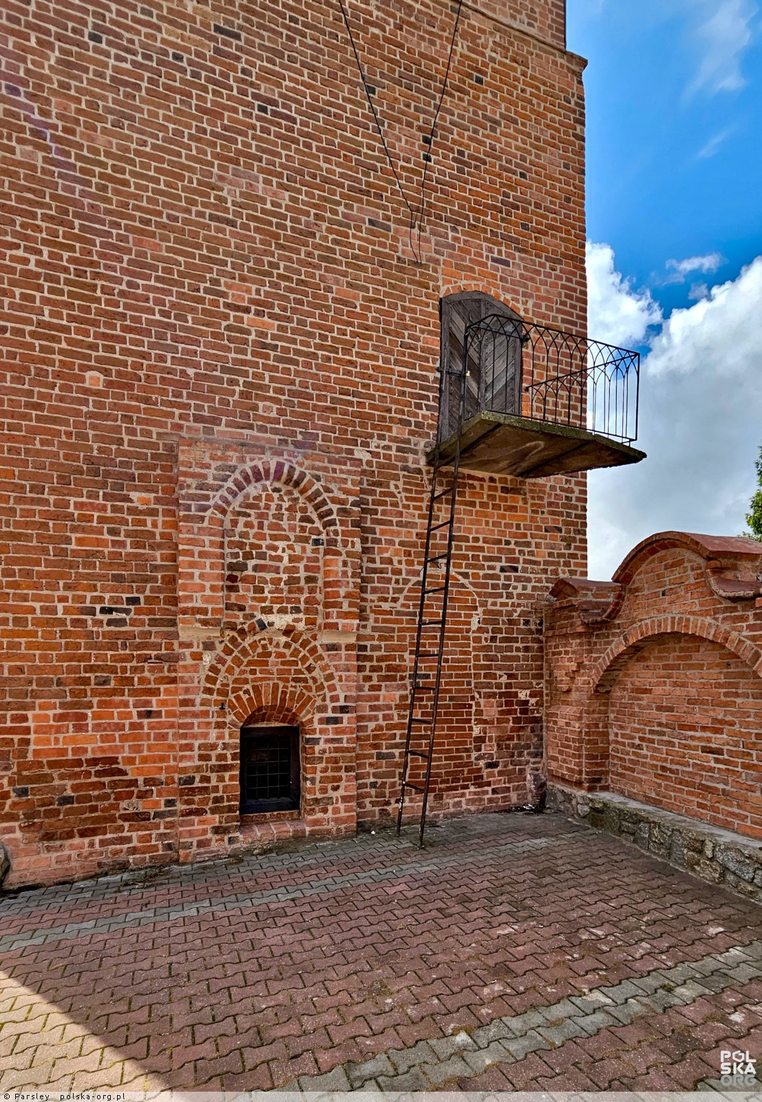 Wejście do gotyckiej dzwonnicy przy przasnyskiej farze